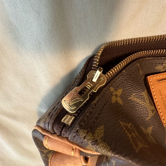 Authentic louie vitton travelling bag bought in France. - Picture 5 of 8